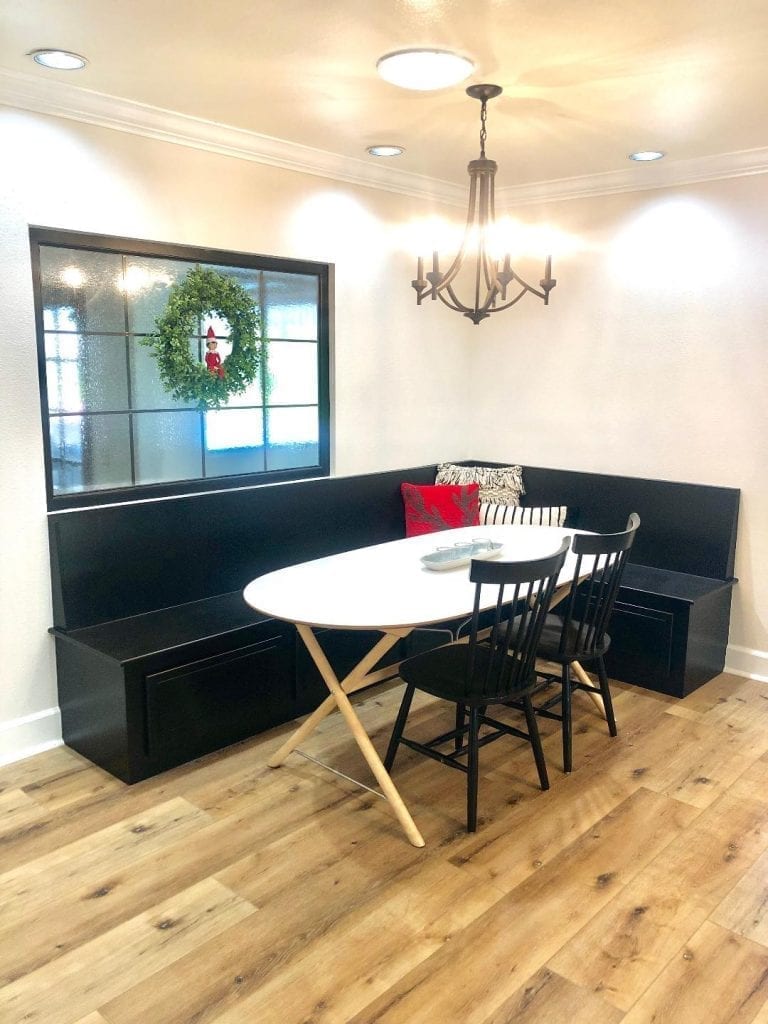 Simplistic Colonial Style Leaded Glass Window in a Dining Room